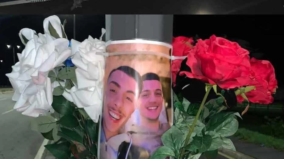 Striscione e fiori per Benny e Gigi: "Sempre con noi" Striscione e fiori per Benny e Gigi: "Sempre con noi"