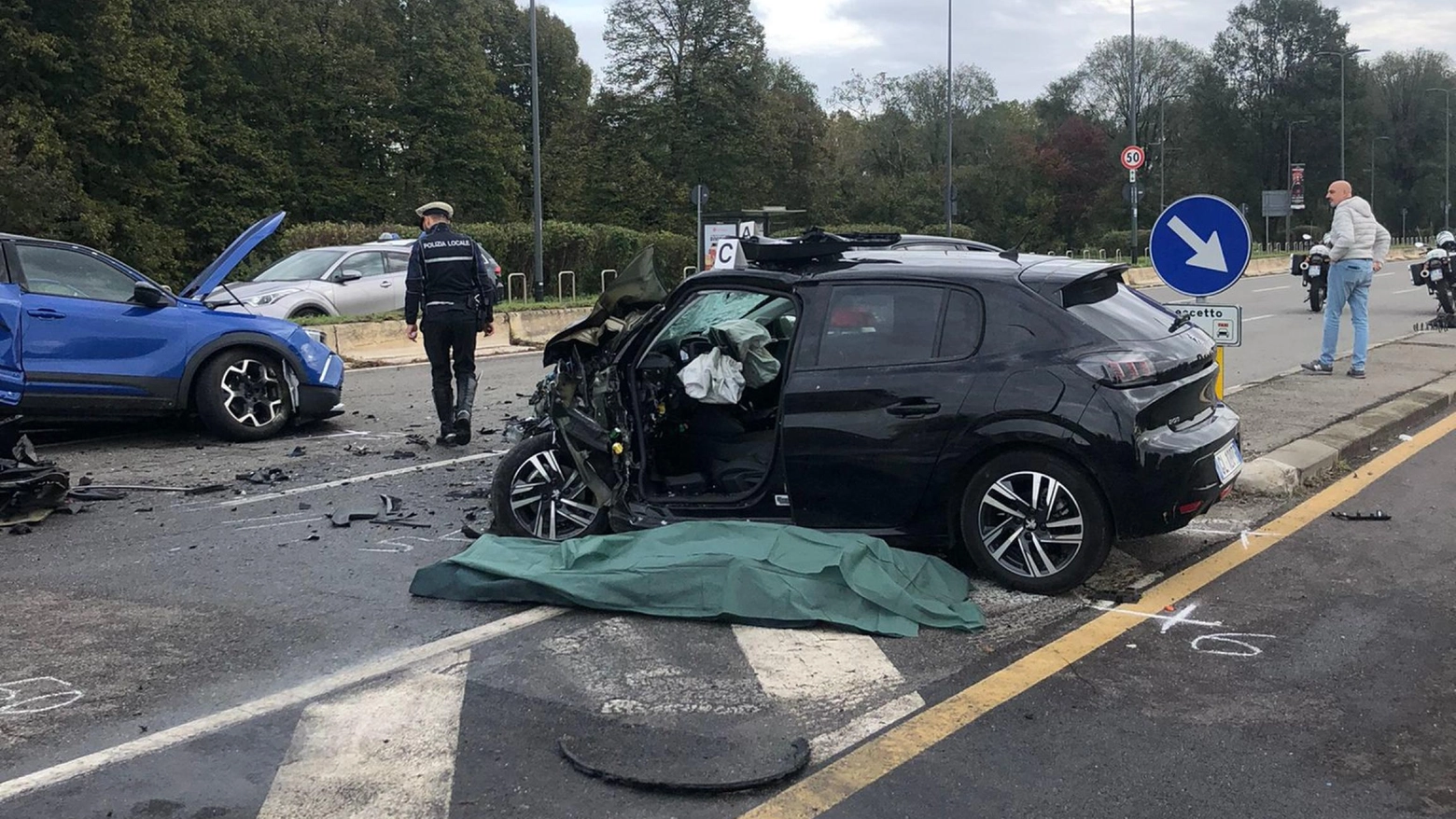 La Peugeot coinvolta nell'incidente in viale Forlanini: il conducente e il passeggero sono morti (Foto Fasani)