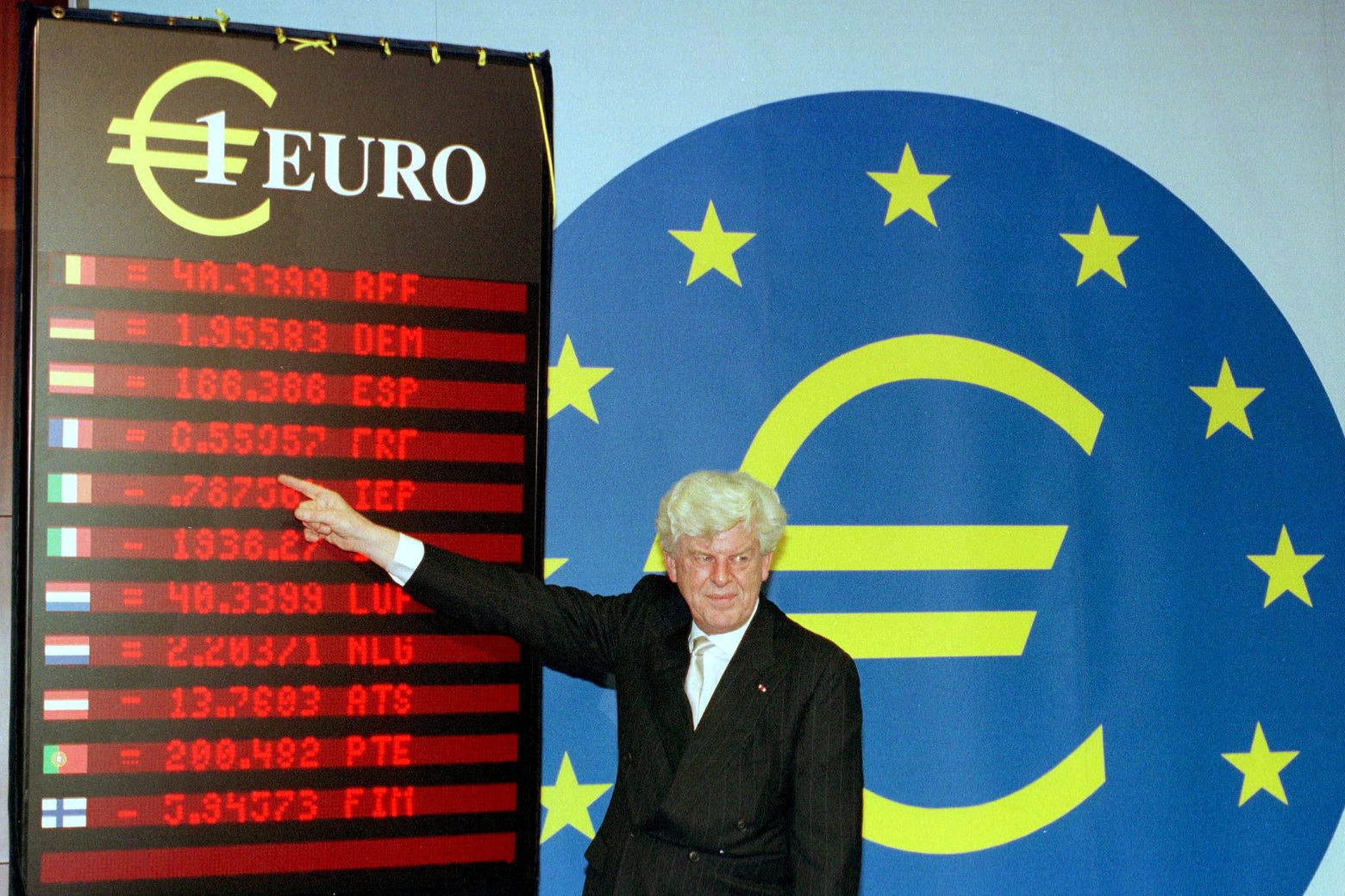 Wim Duisenberg mostra su un pannello i cambi ufficiali dell'euro