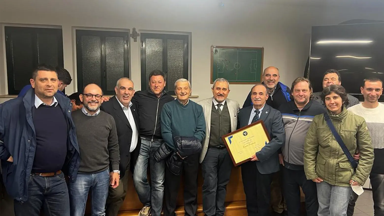 Mezzo secolo da arbitro Emilio Pugliese premiato dal Comitato regionale Mezzo secolo da arbitro Emilio Pugliese premiato dal Comitato regionale