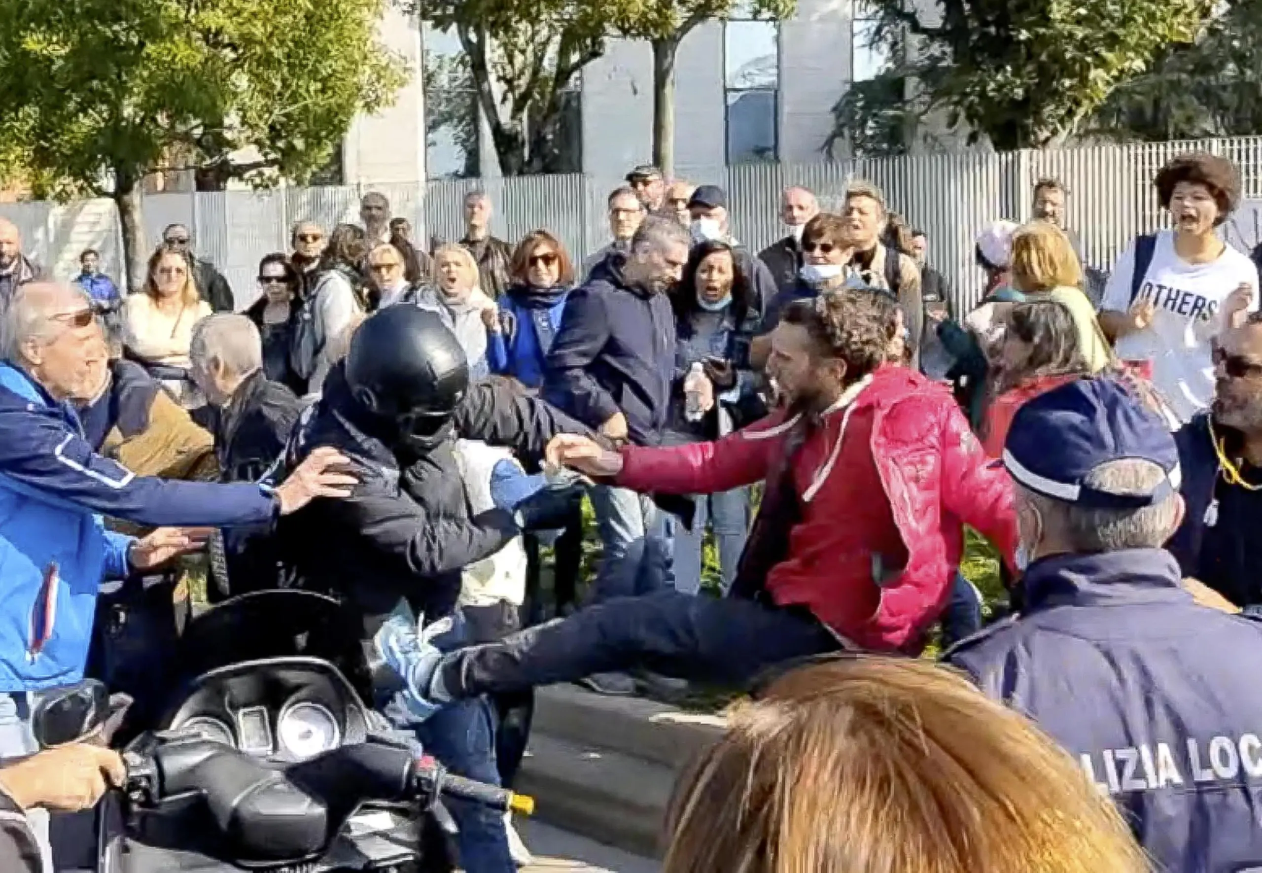 Il presidio Amsa “gemellato“ con Atm Botte tra i negazionisti e un centauro
