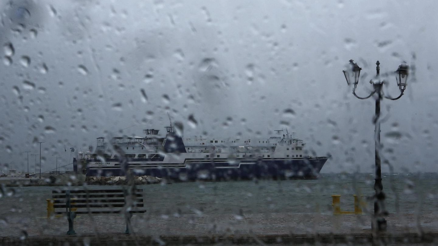 Grecia, arriva il ciclone. Una nave in porto a Rafina, vicino Atene (Ansa)