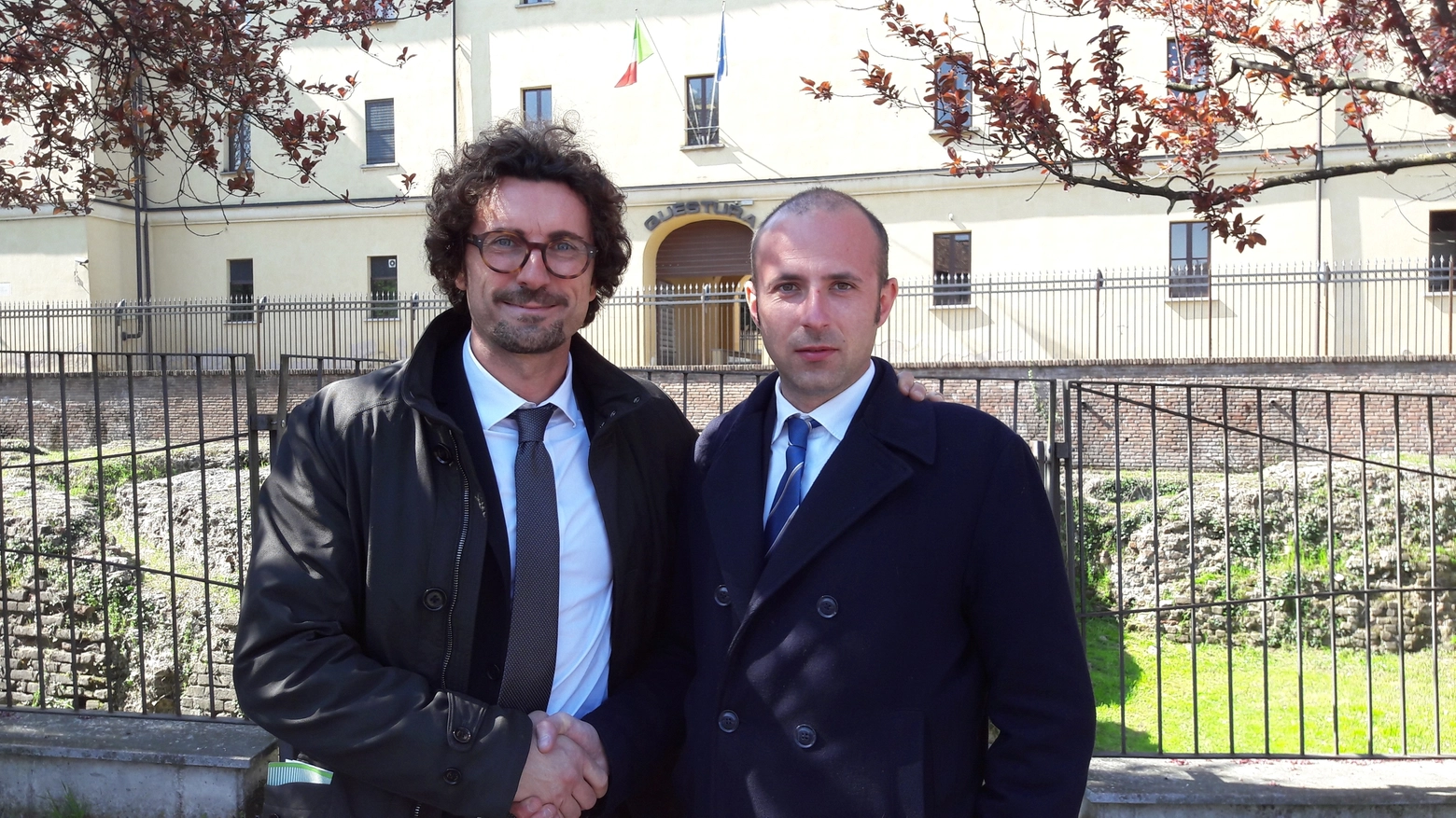 Danilo Toninelli e Massimo Casiraghi (M5s) davanti alla Questura di Lodi