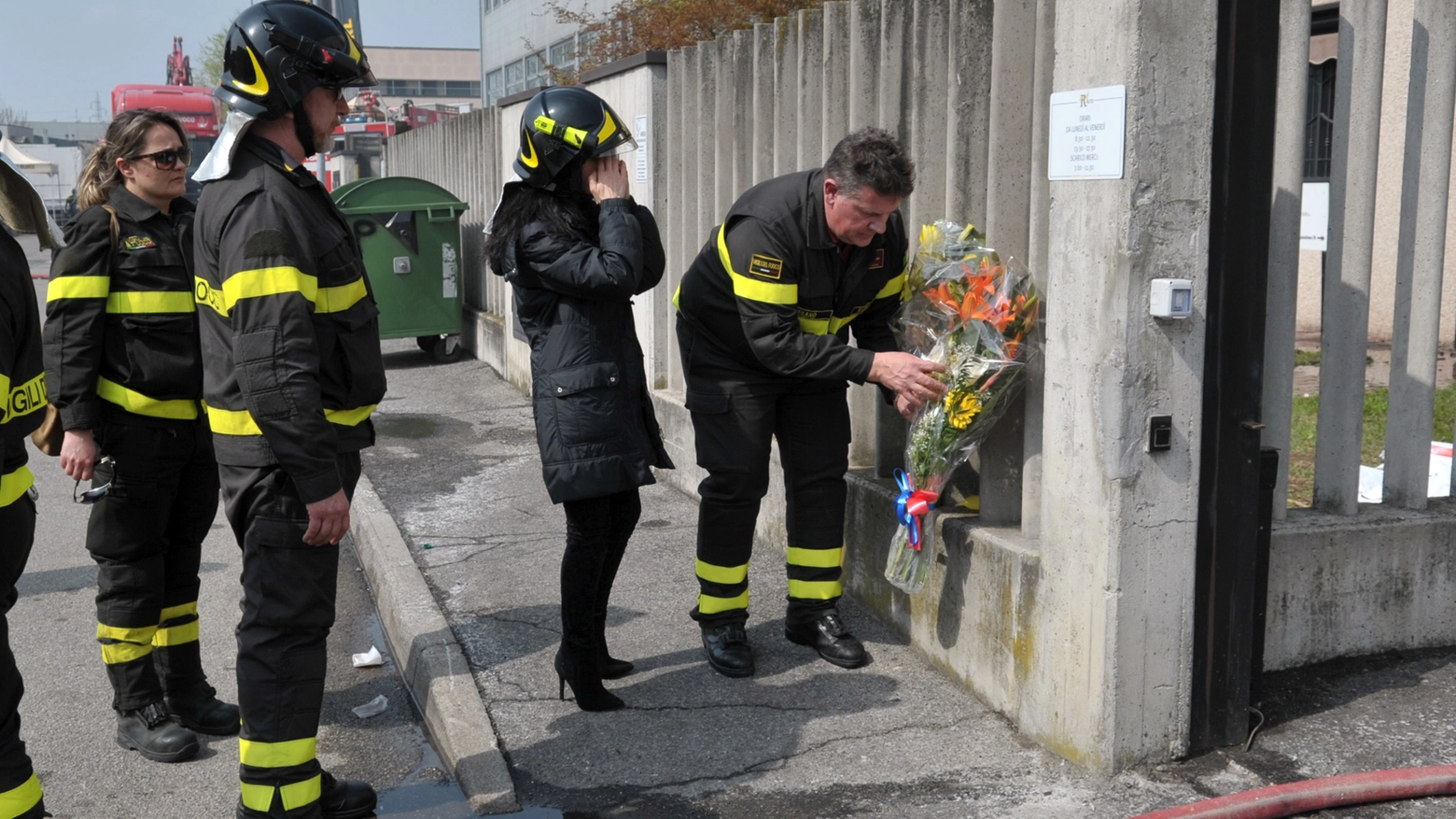 San Donato, fiori per la vittima dell'incendio all'azienda Rykem