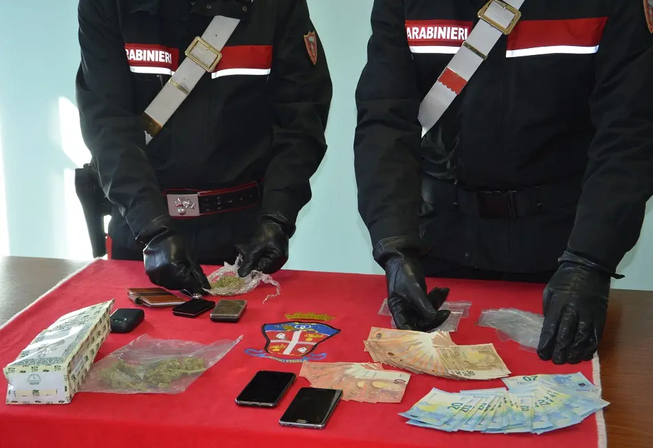 Cremona, gestiva lo spaccio nelle scuole: arrestato 17enne