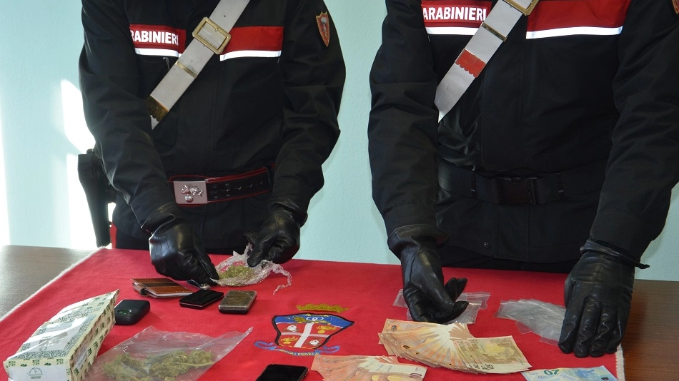 I carabinieri mostrano quanto sequestrato