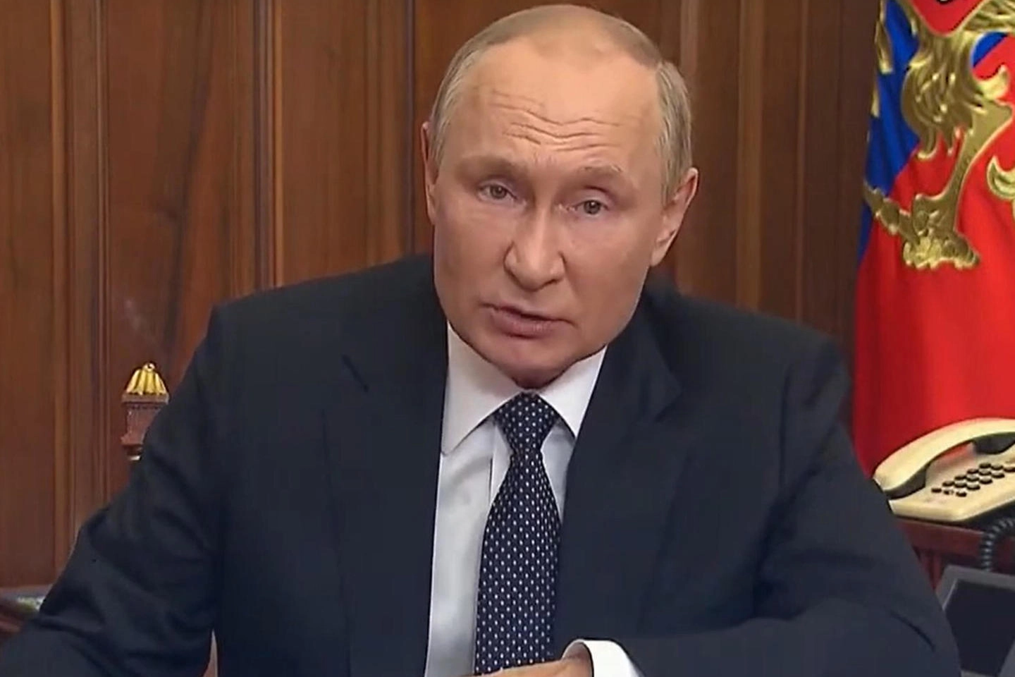 Vladimir Putin nel suo discorso tv alla nazione (Ansa)