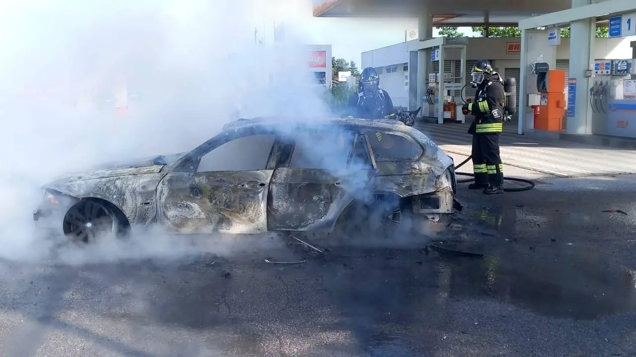 L'auto in fiamme (foto vigili del fuoco) L'auto in fiamme (foto vigili del fuoco)