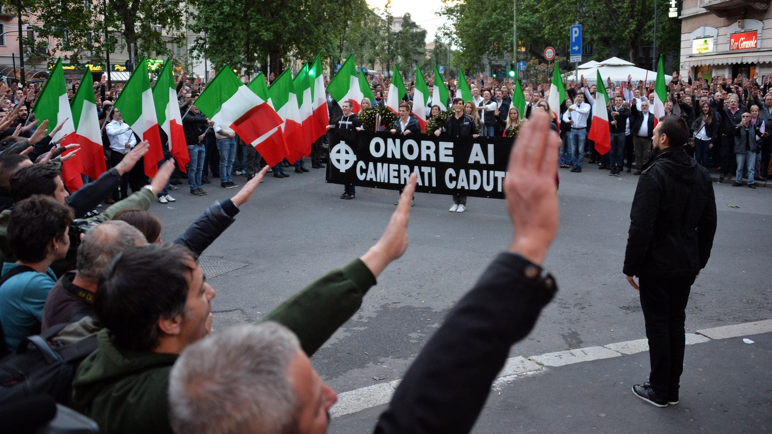 Saluto romano durante una commemorazione di Sergio Ramelli