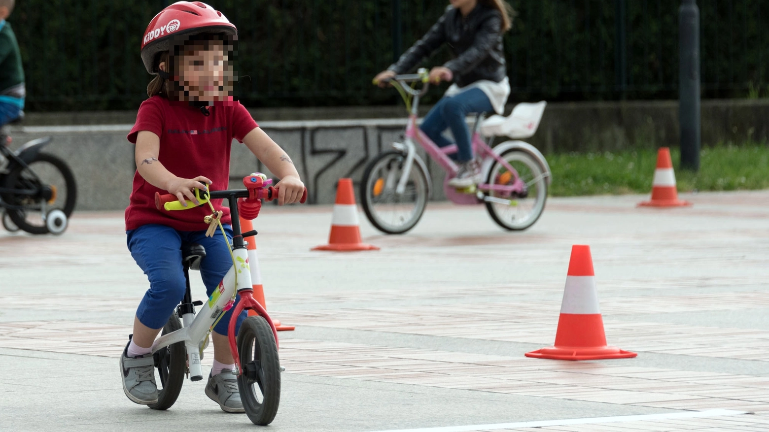 Bambina in bicicletta (Archivio)