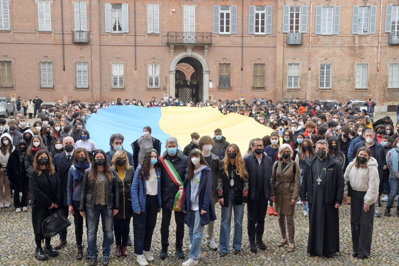 La manifestazione contro la guerra in piazza del Carmine