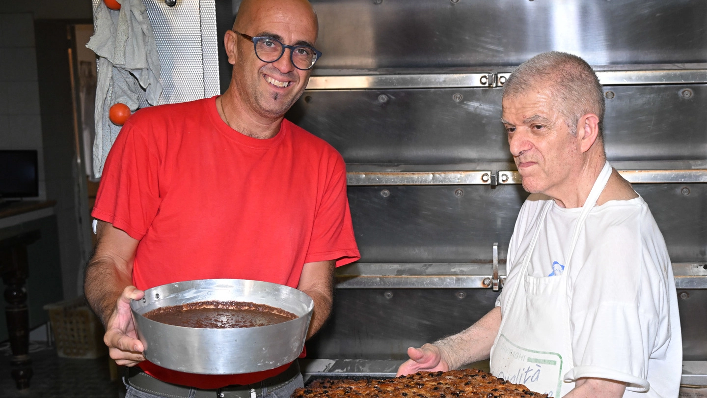 A destra il titolare Ernesto Carnaghi A destra il titolare Ernesto Carnaghi
