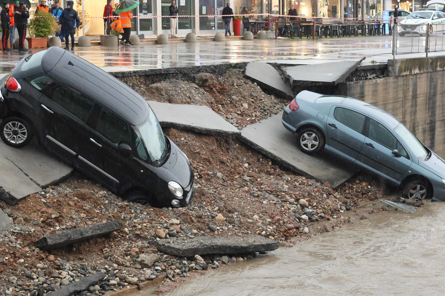 Le auto finite in acqua a Rezzato