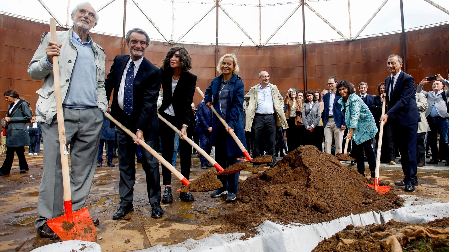 Renzo Piano, Attilio Fontana, Anna Maria Bernini, Donatella Sciuto e Giuseppe Sala partecipano alla messa a dimora dell'albero dedicato a Federico Bucci Renzo Piano, Attilio Fontana, Anna Maria Bernini, Donatella Sciuto e Giuseppe Sala partecipano alla messa a dimora dell'albero dedicato a Federico Bucci