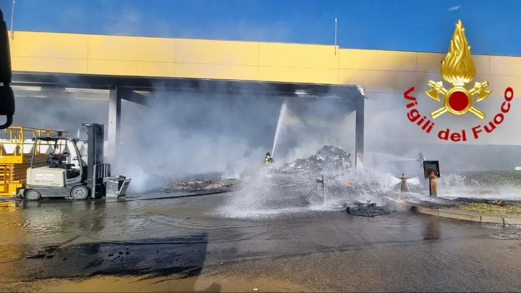 I vigili del fuoco impegnati a domare l'incendio I vigili del fuoco impegnati a domare l'incendio