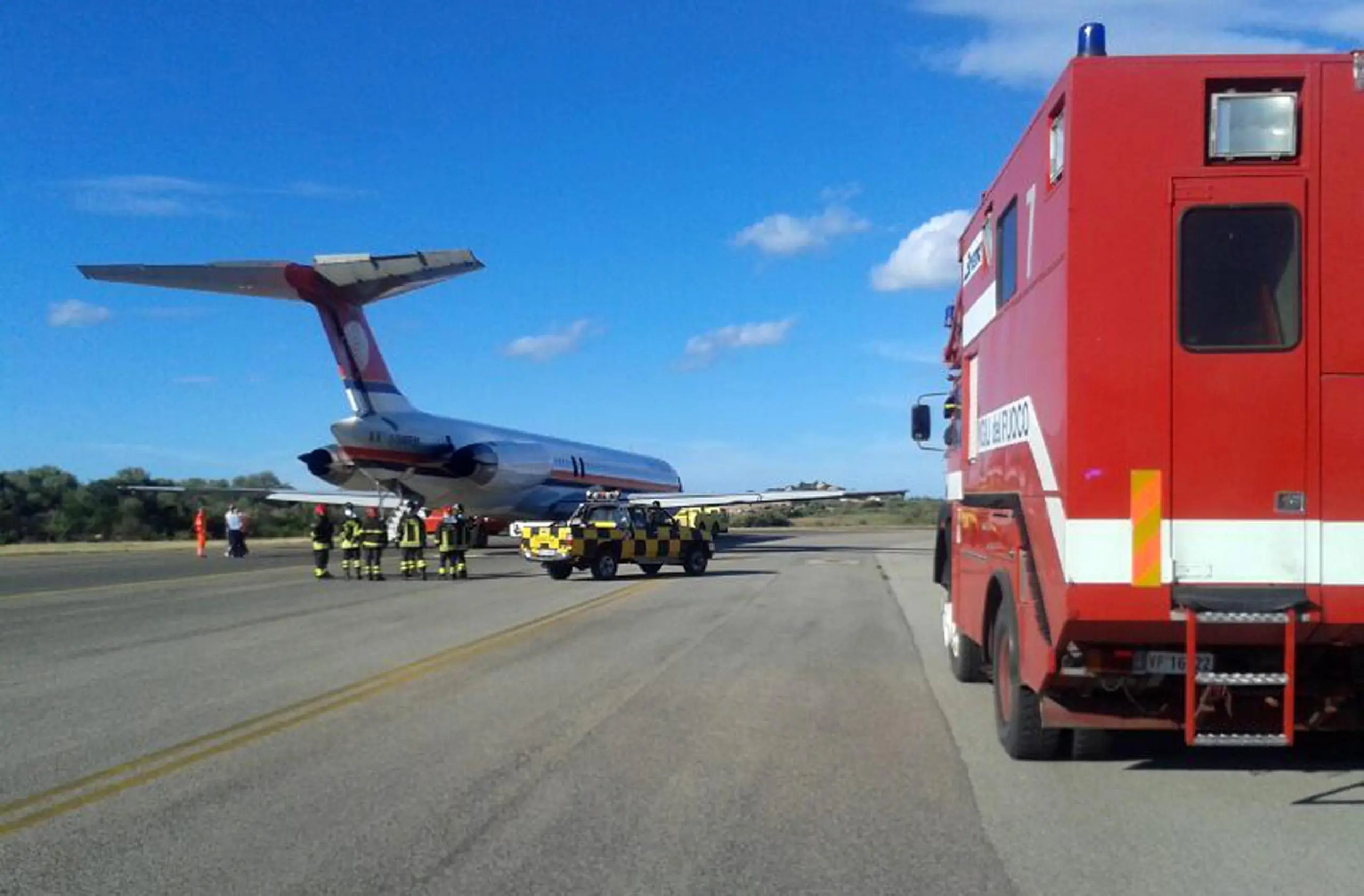 Paura all'aeroporto di Olbia, il fumo invade la cabina di un volo per Linate. Scalo chiuso per mezz'ora