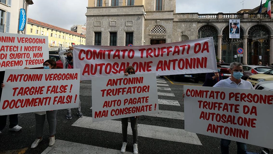 protesta contro truffa autosalone Antonini