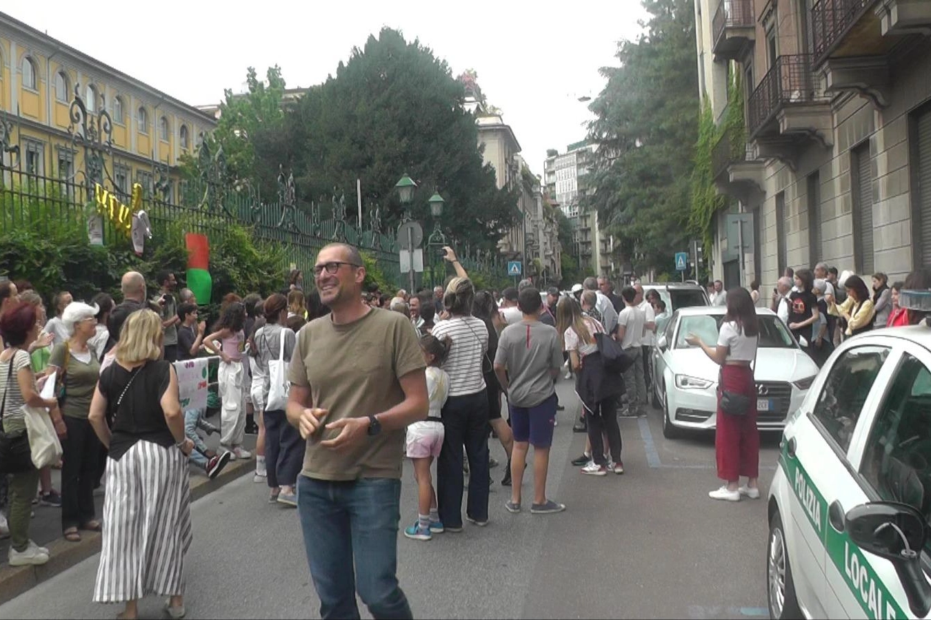 La catena umana davanti alla scuola di via Vivaio