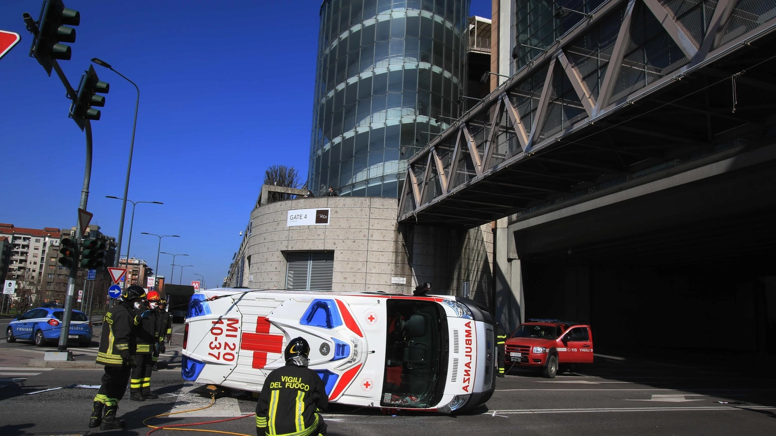 L'ambulanza ribaltata nell'incidente