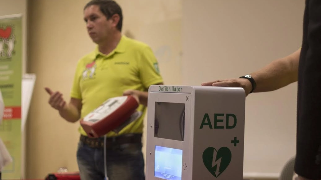 Il nuovo defibrillatore a San Vittore Olona