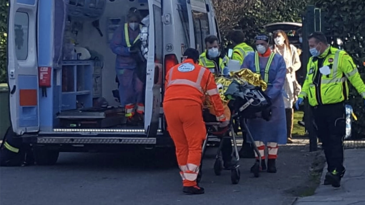 Il 118 è arrivato con un’ambulanza e un’automedica nell’azienda di scatoloni Le condizioni del ragazzo sono apparse subito disperate: ora lotta in Rianimazione Il 118 è arrivato con un’ambulanza e un’automedica nell’azienda di scatoloni Le condizioni del ragazzo sono apparse subito disperate: ora lotta in Rianimazione