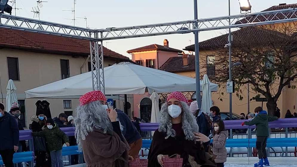 Pista di ghiaccio sintetico e meno luci