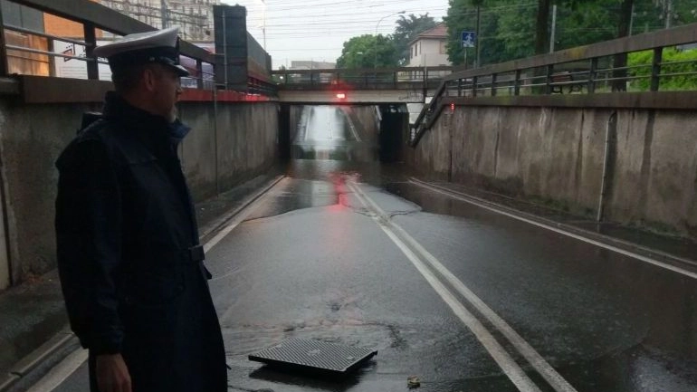 Un sottopasso di Saronno offlimits per le auto a causa dell’acqua che rende impossibile il passaggio in sicurezza