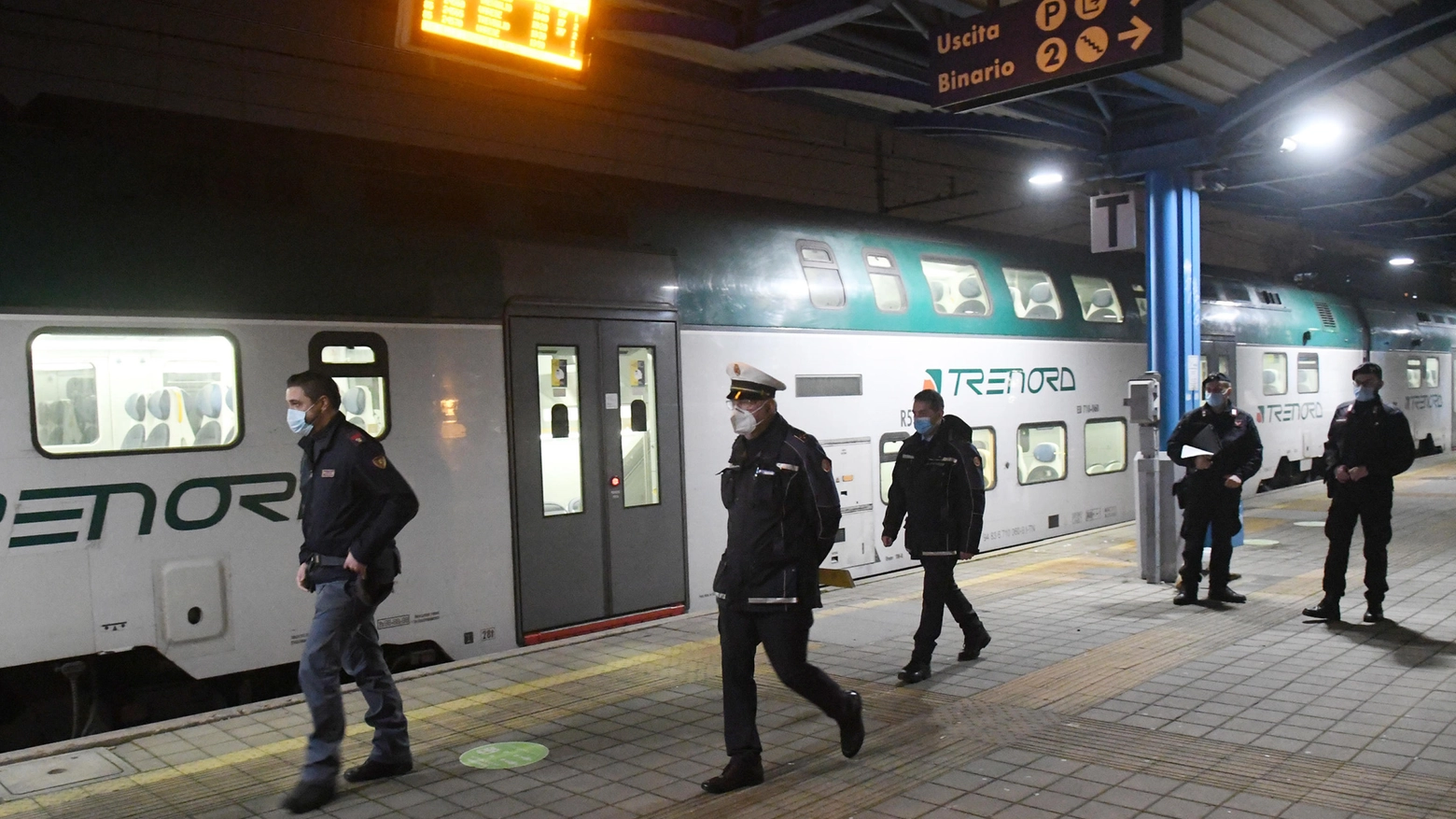 La polizia ferroviaria alla stazione di Melzo, in provincia di Milano