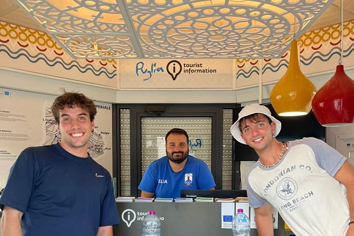 Nico e Davide accolti dalla Pro Loco Canosa (foto Fb)