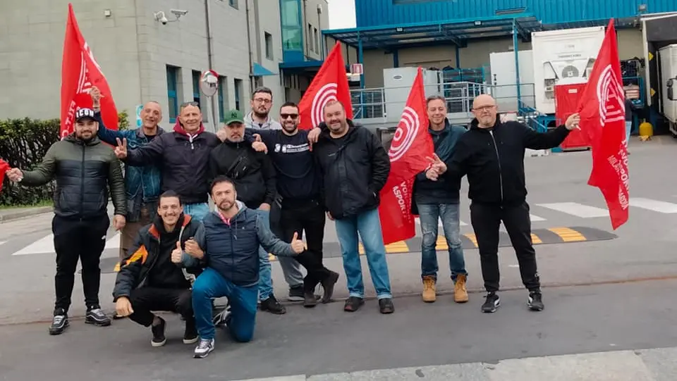 Il presidio dei corrieri di Postalcoop che lavorano per Amazon