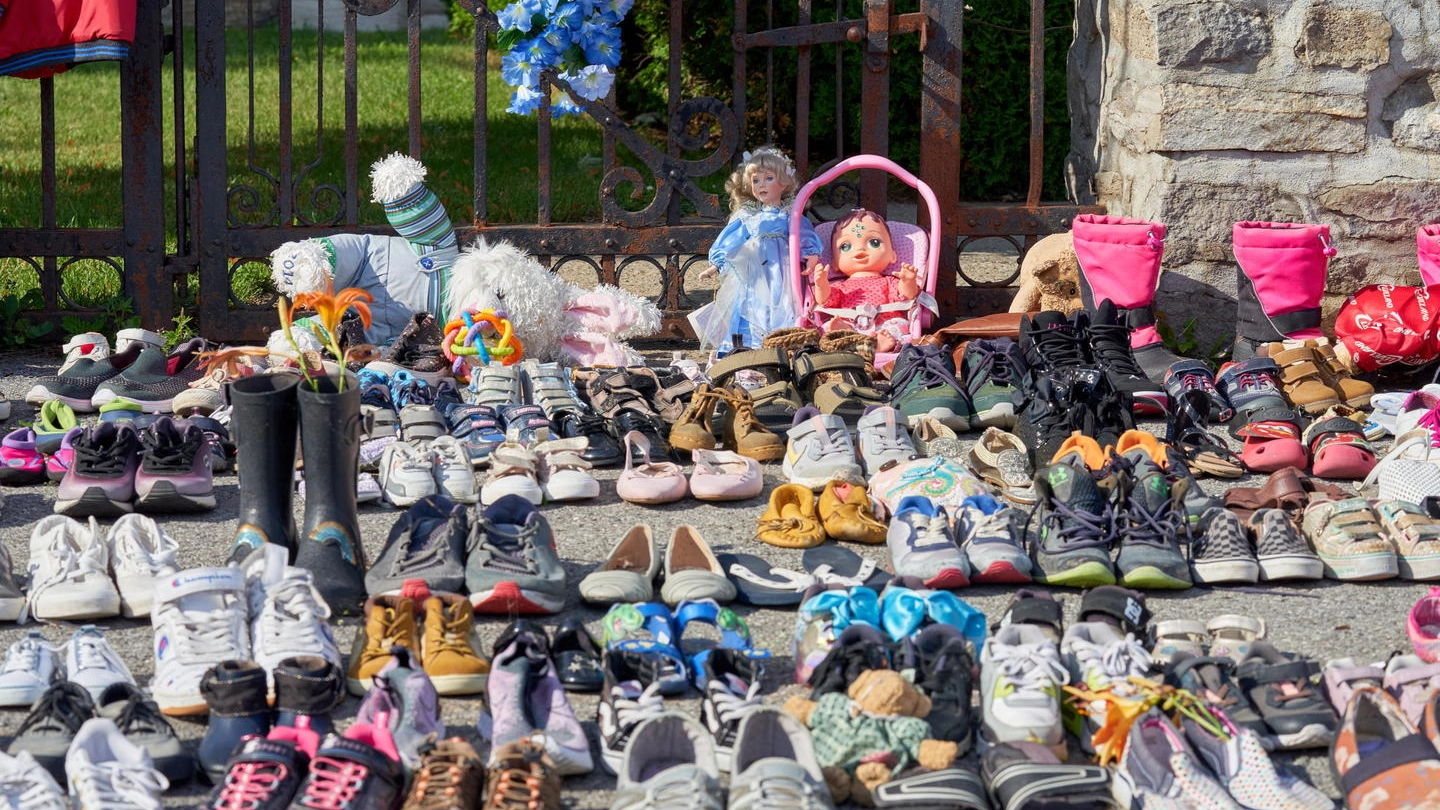 Le scarpe dei bambini esposte per protesta davanti a una chiesa in Canada