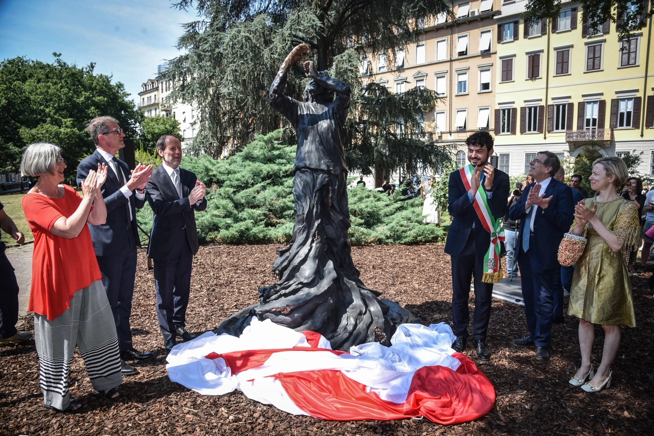 Un momento della cerimonia di inaugurazione della "Scultura per Margherita Hack", in occas