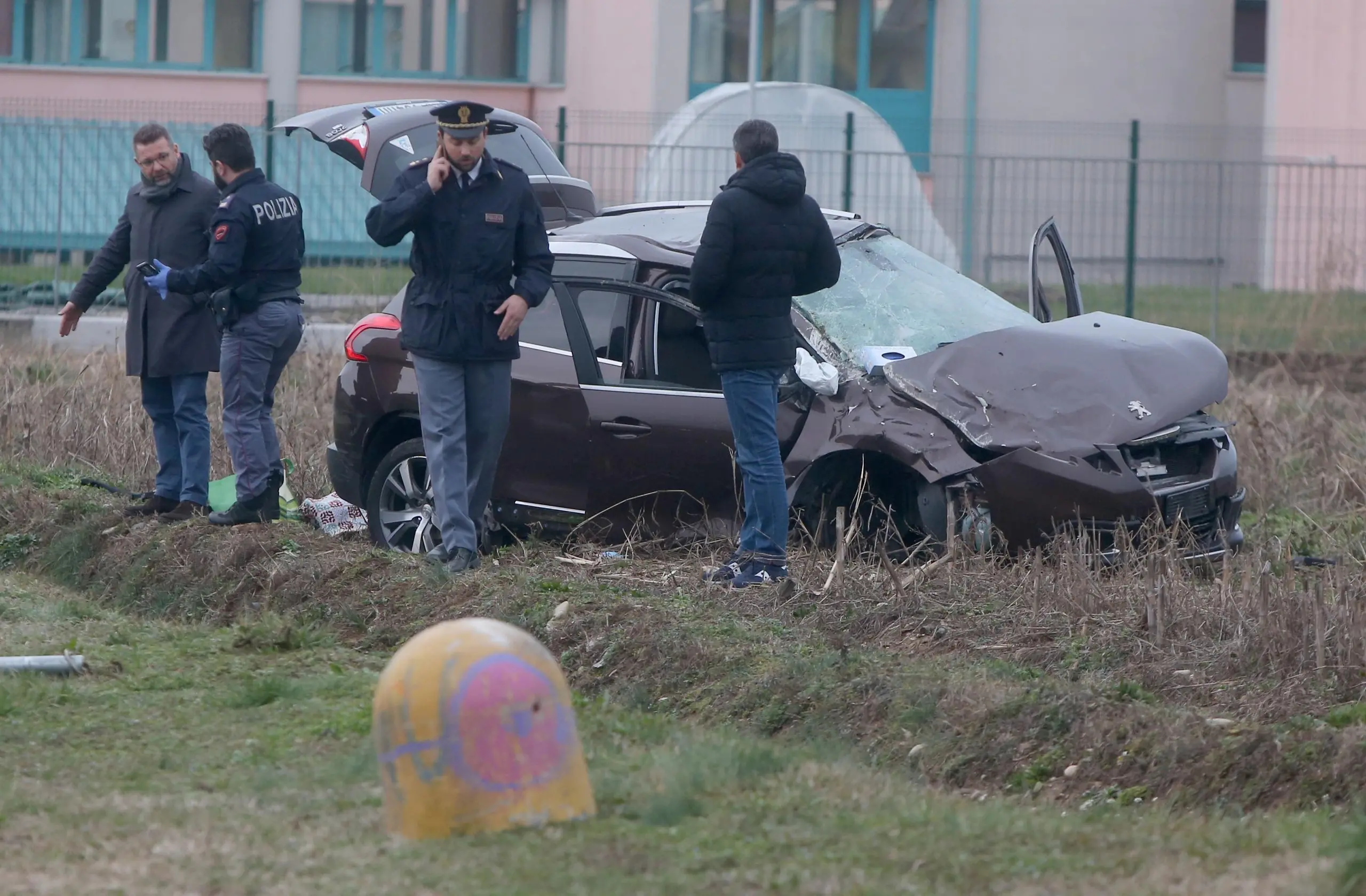 Rapinatore in fuga con ostaggio, gli sparano e l'auto si ribalta