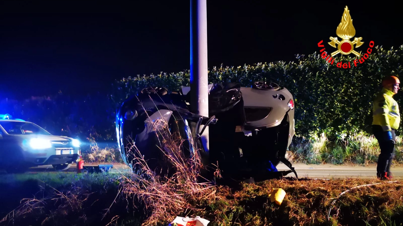 Tragico incidente a Calvagese della Riviera, l'auto finita contro il palo della luce