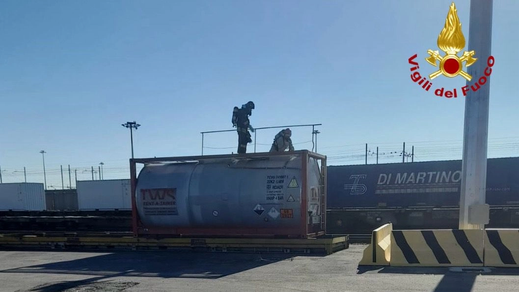 I vigili del fuoco intervengono sulla cisterna I vigili del fuoco intervengono sulla cisterna