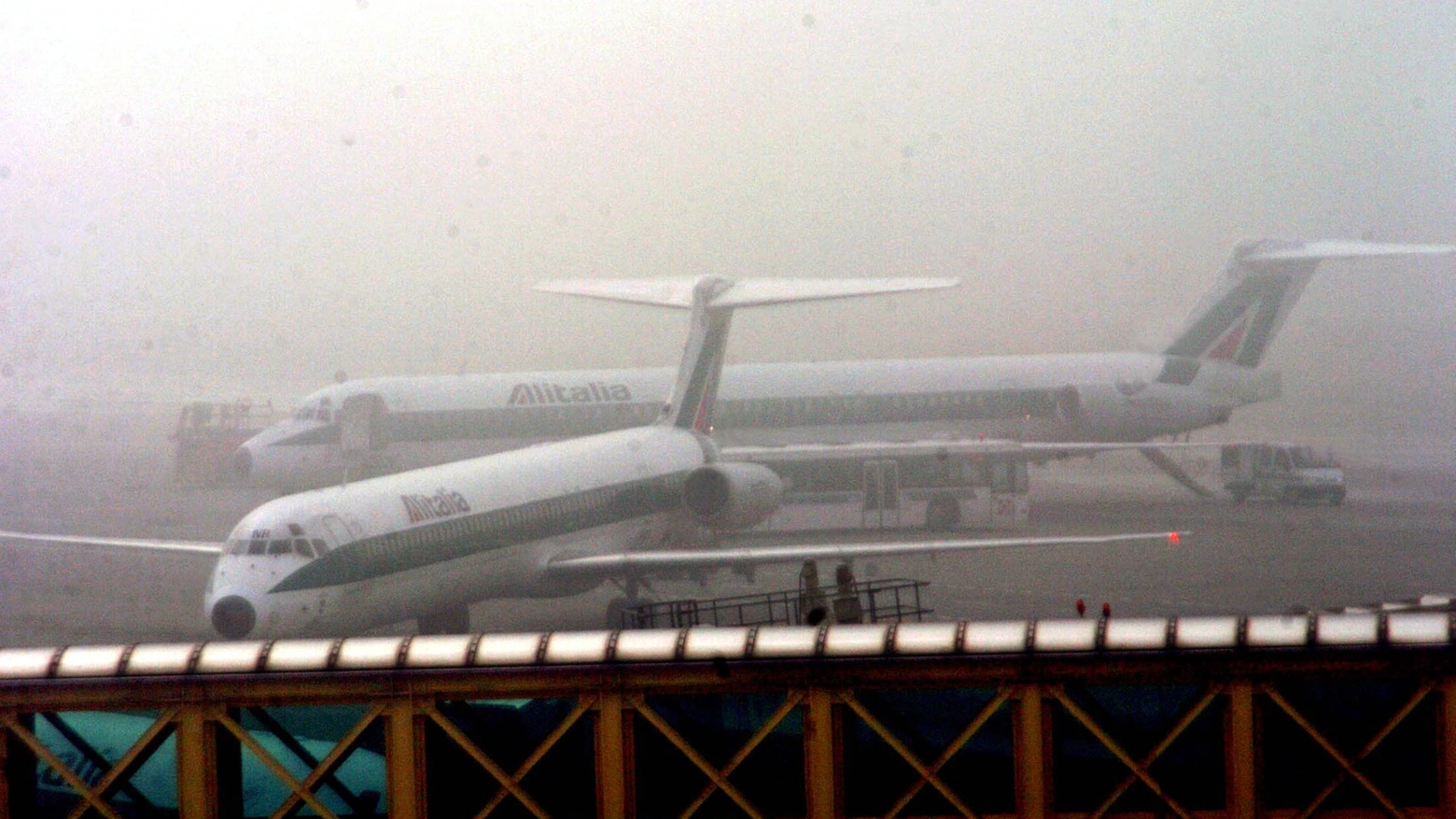 Nebbia in aeroporto (foto di repertorio)