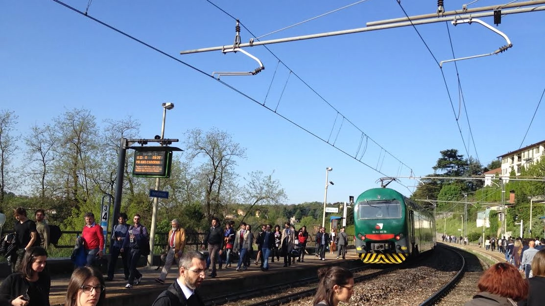 I passeggeri della linea Asso–Milano mentre scendono dal treno a Inverigo