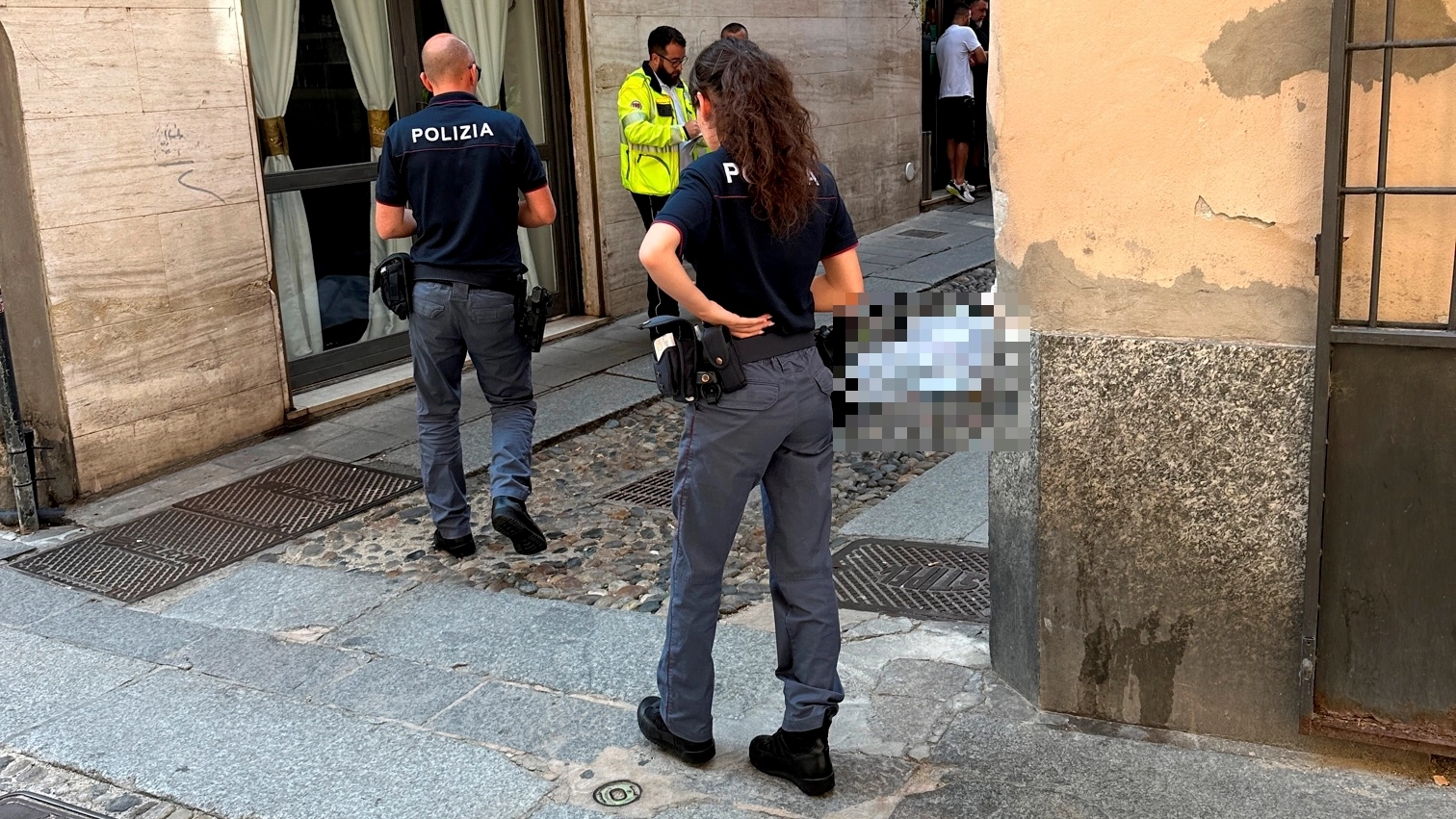 Pavia, via Volturno: dove è precipitata la donna Pavia, via Volturno: dove è precipitata la donna