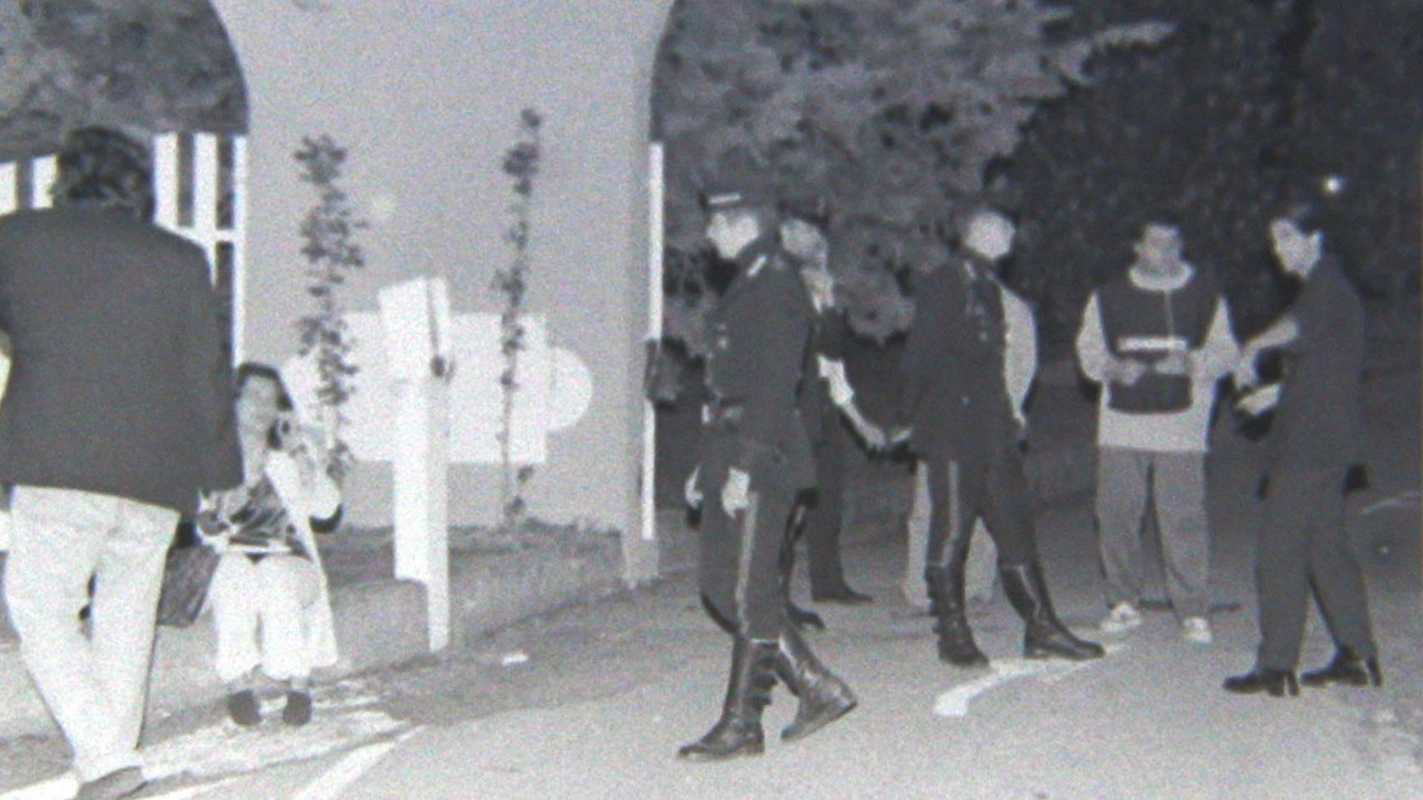 Dagli archivi, gli inquirenti sul luogo del delitto il parcheggio di un hotel Sopra: la vittima Carlo Mortilli freddato a trent’anni Dagli archivi, gli inquirenti sul luogo del delitto il parcheggio di un hotel Sopra: la vittima Carlo Mortilli freddato a trent’anni