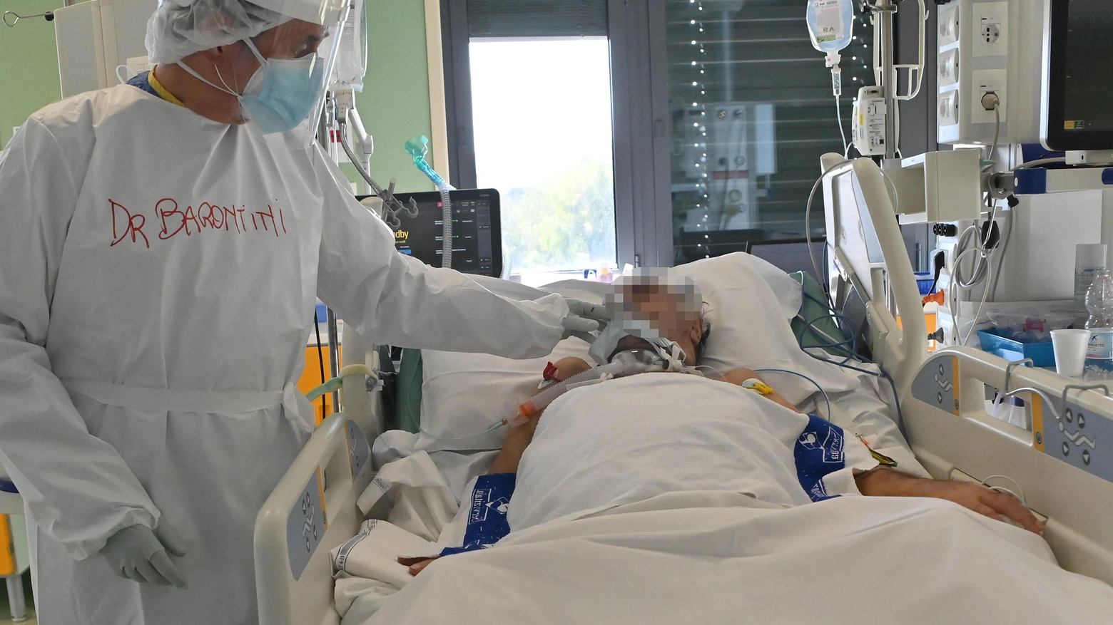 Un medico assiste un malato di Covid all’interno di un reparto di terapia intensiva