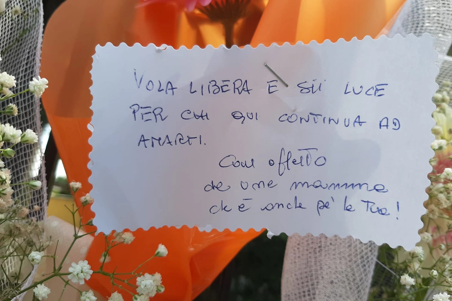 Uno dei bigliettini lasciati sul cancello del condominio dove viveva Sofia Castelli