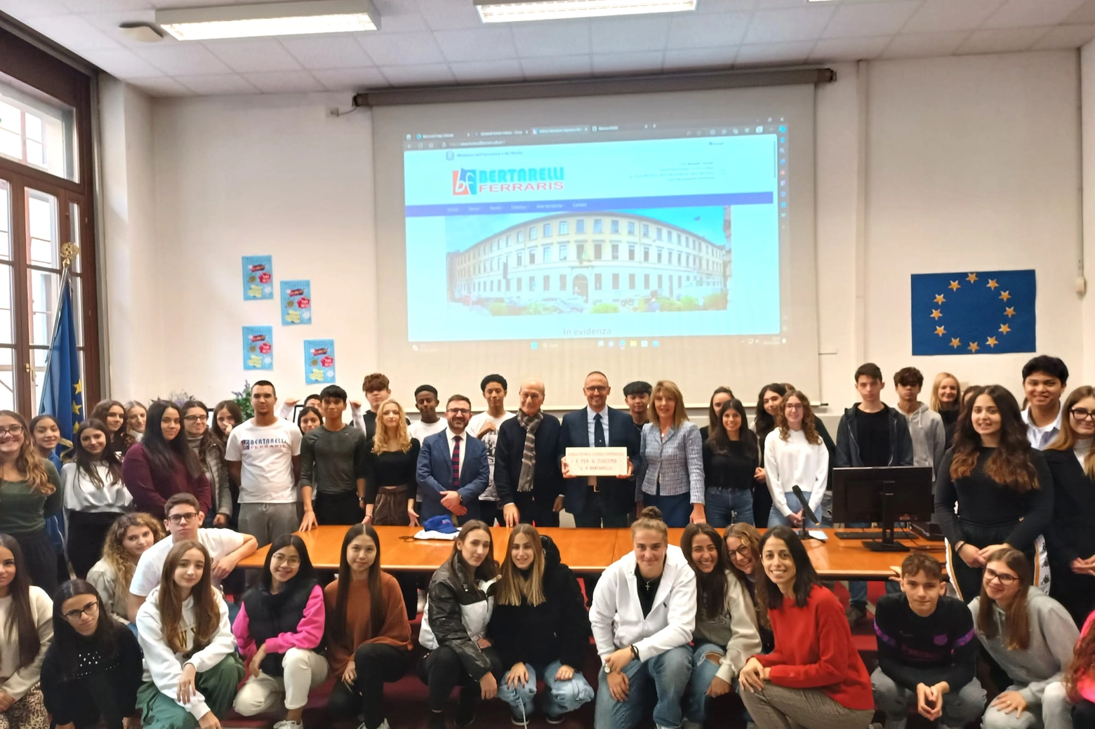 La cerimonia di consegna della targa storica con gli studenti del Bertarelli