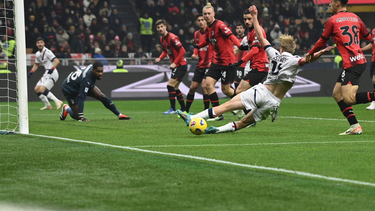 I rossoneri non sfruttano il passo falso della Juventus: pesano i due rigori falliti da Giroud e Theo