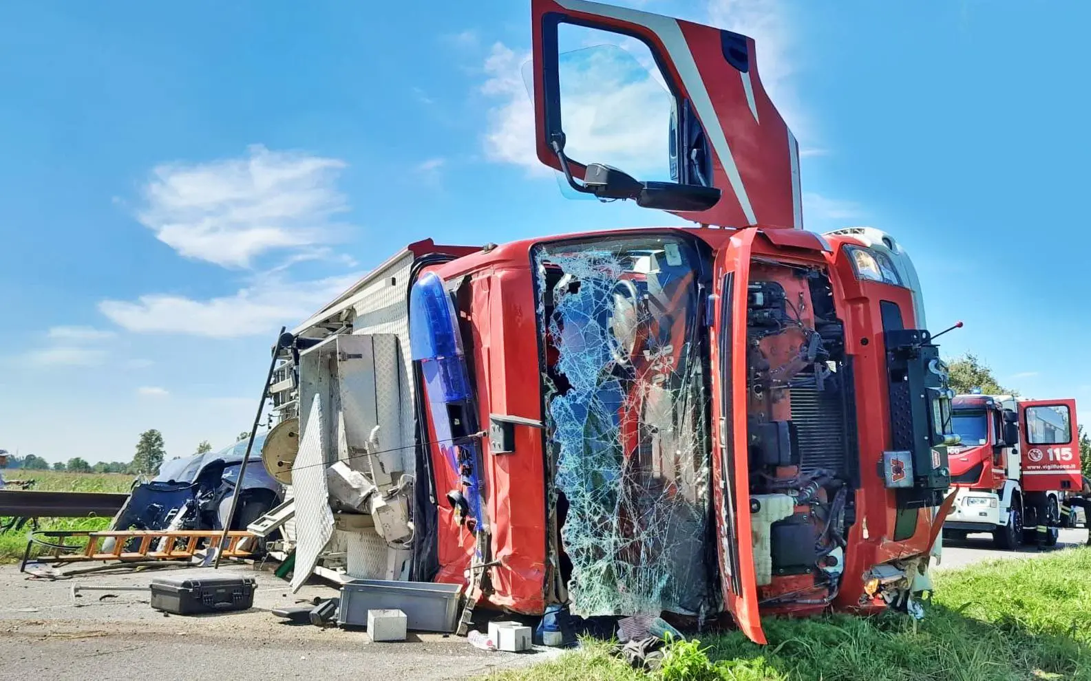 Autopompa si ribalta e urta una vettura 6 feriti, 5 sono pompieri