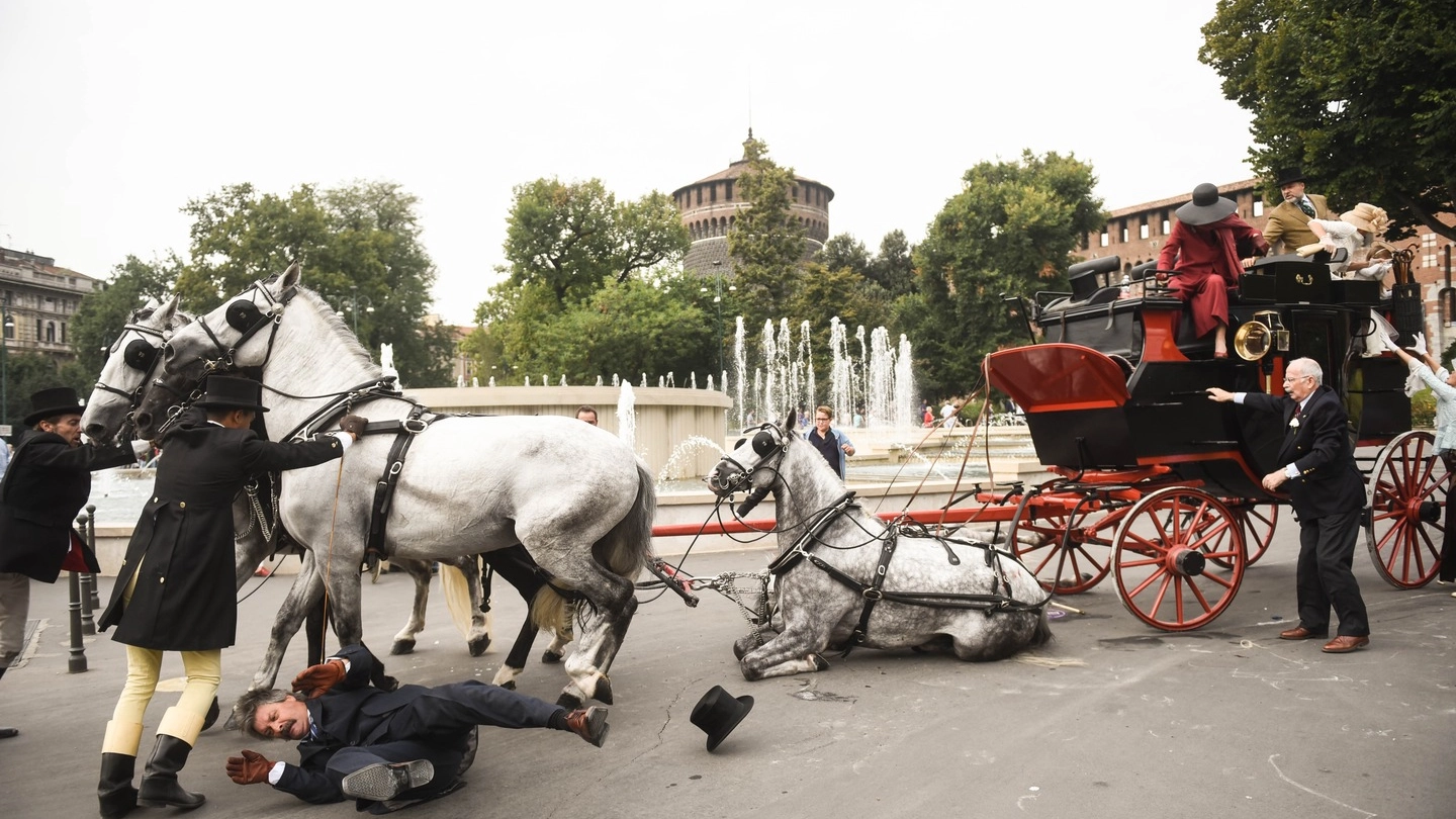 Il tentativo di domare i cavalli della carrozza coinvolta nell'incidente in piazza Castello
