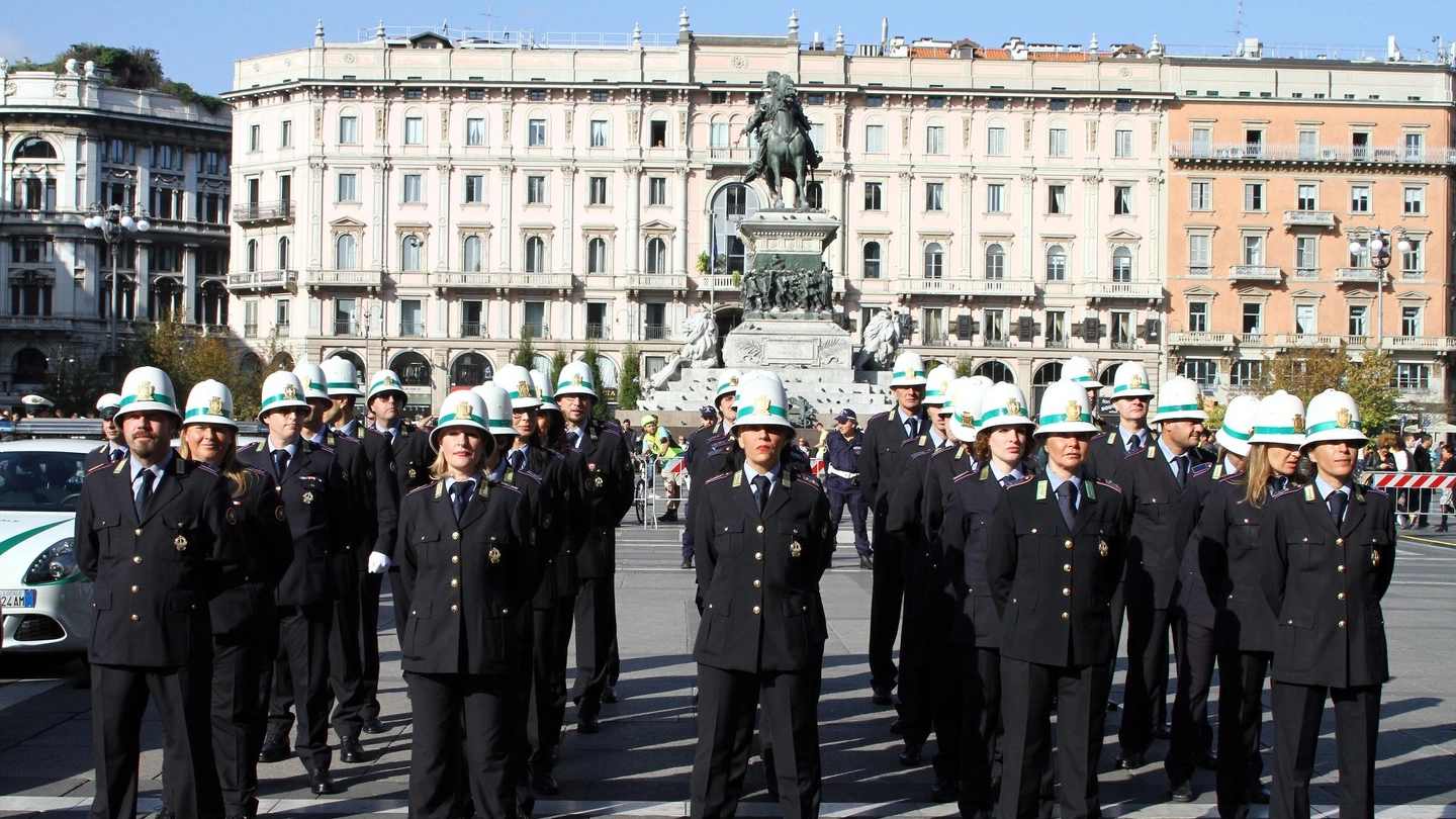 Polizia locale in piazza Duomo per i 156 anni del corpo