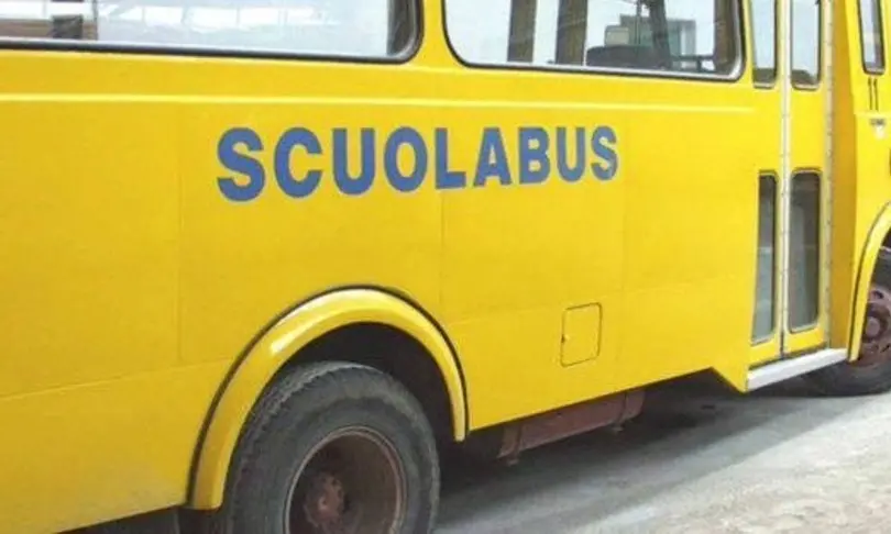 Paura su scuolabus nel Pavese, autista colto da malore: investe sbarre passaggio a livello