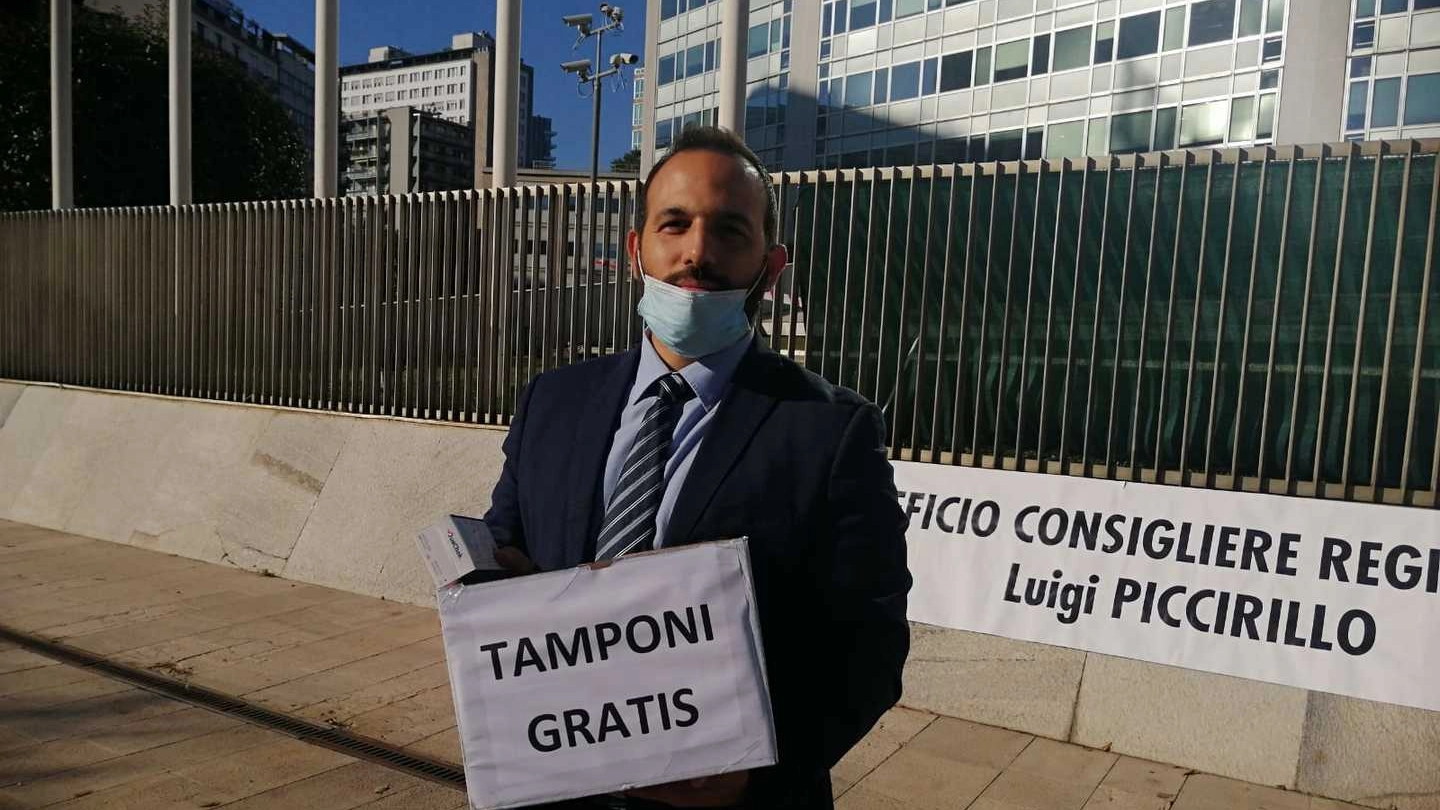 La protesta del consigliere regionale Luigi Piccirillo