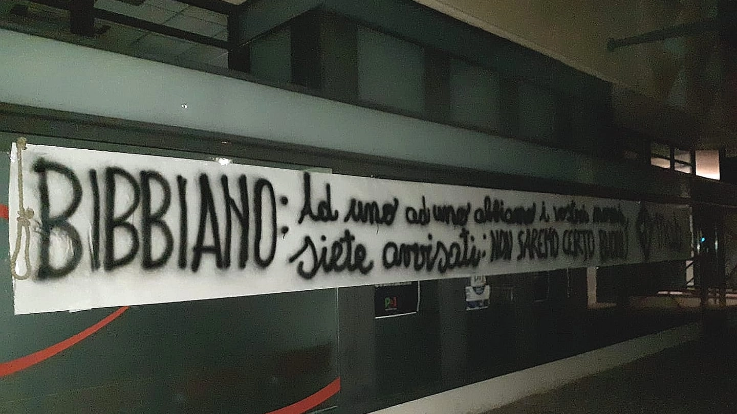 Lo striscione davanti alla sede del Pd di Bergamo (Facebook)