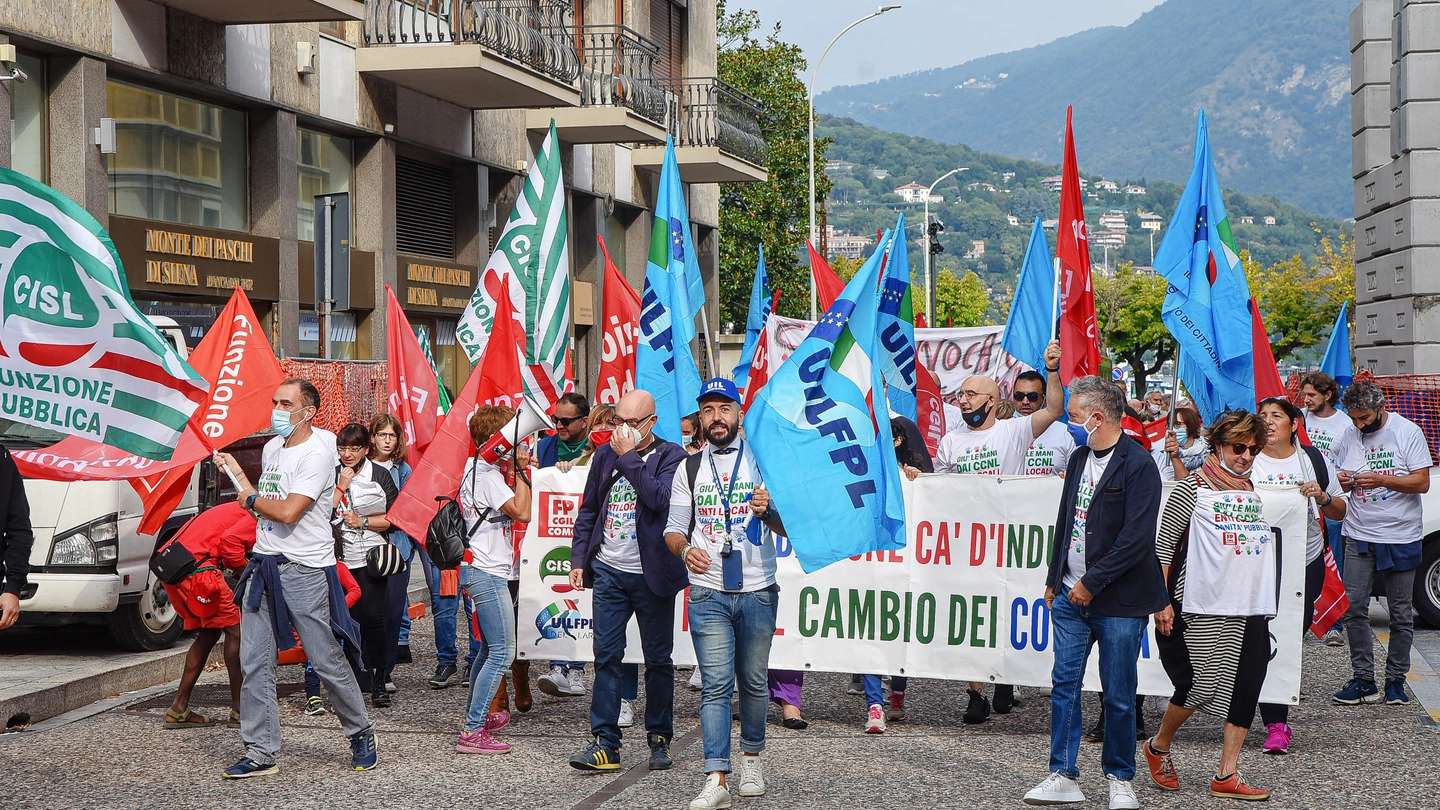 Sono scesi per le strade del centro di Como oltre 200 dipendenti della fondazione
